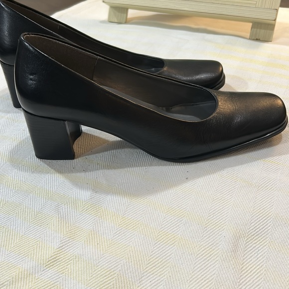 Jones New York Women's Black Leather heeled shoes. Size 7M. EUC - Picture 5 of 6